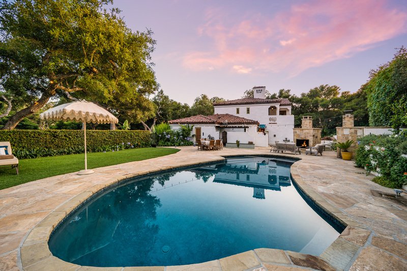 casa grande estilo colonial blanca con tejas color ladrillo, con alberca y jardin en puebla